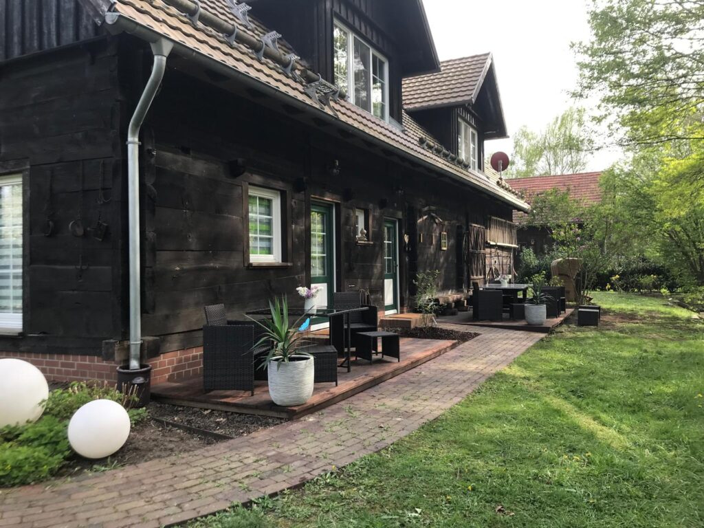 Zochis Erlebnishof in Burg Spreewald an einem sonningem Tag Ferienanlage Ferienwohnung von außen